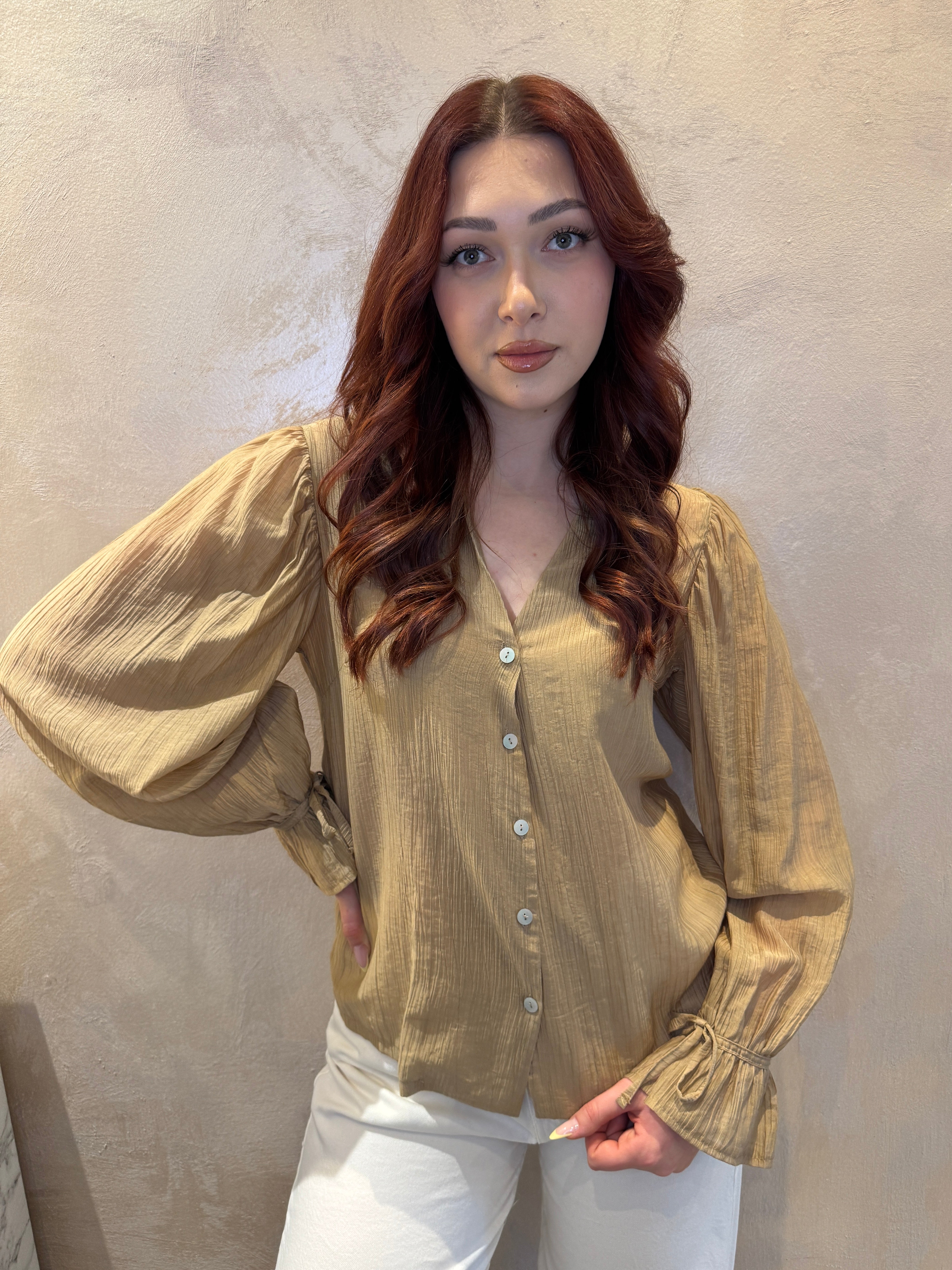 Camicia caramello con scollo a V - Saiph