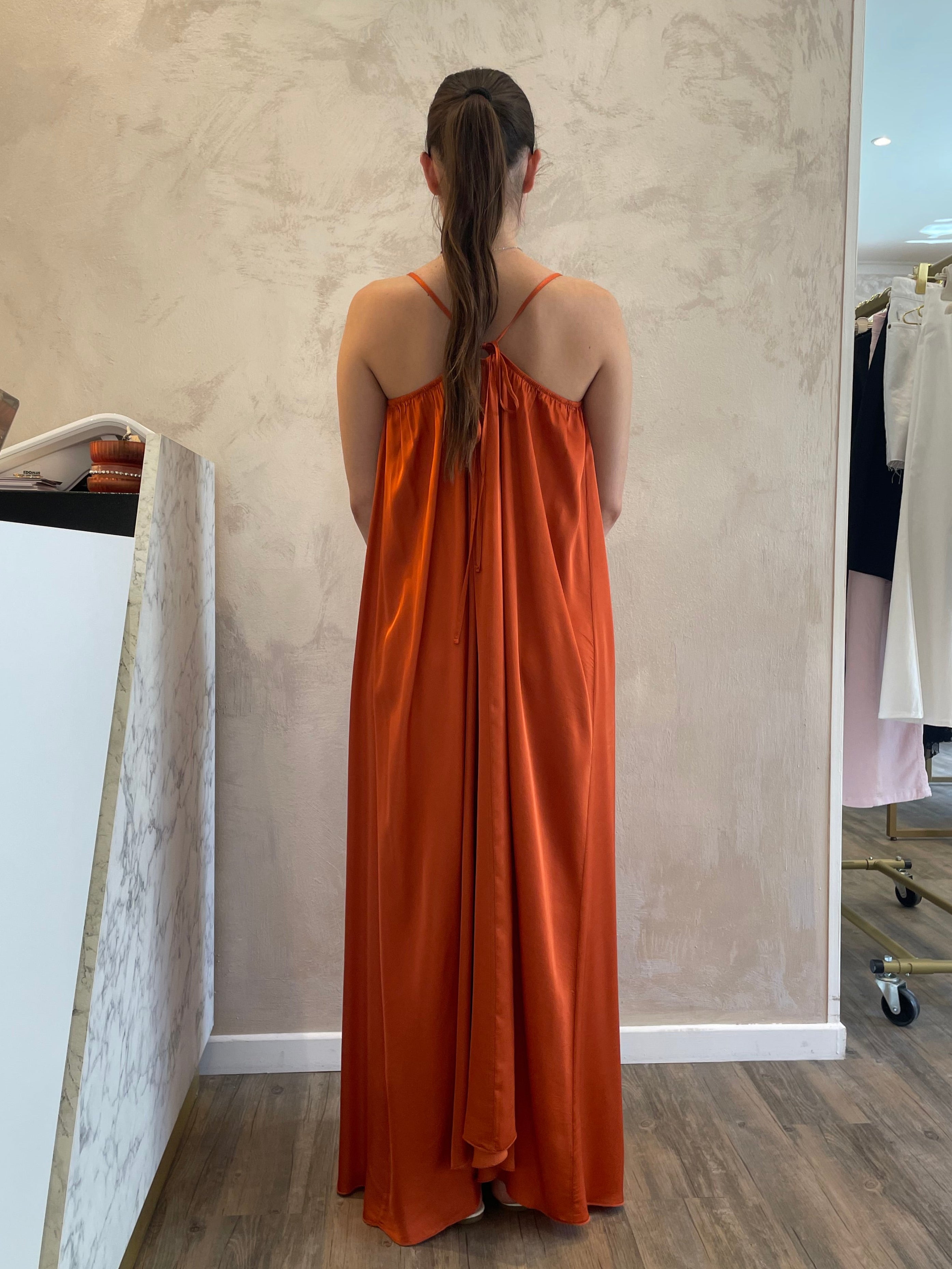 Abito maxi in satin arancio - VICOLO