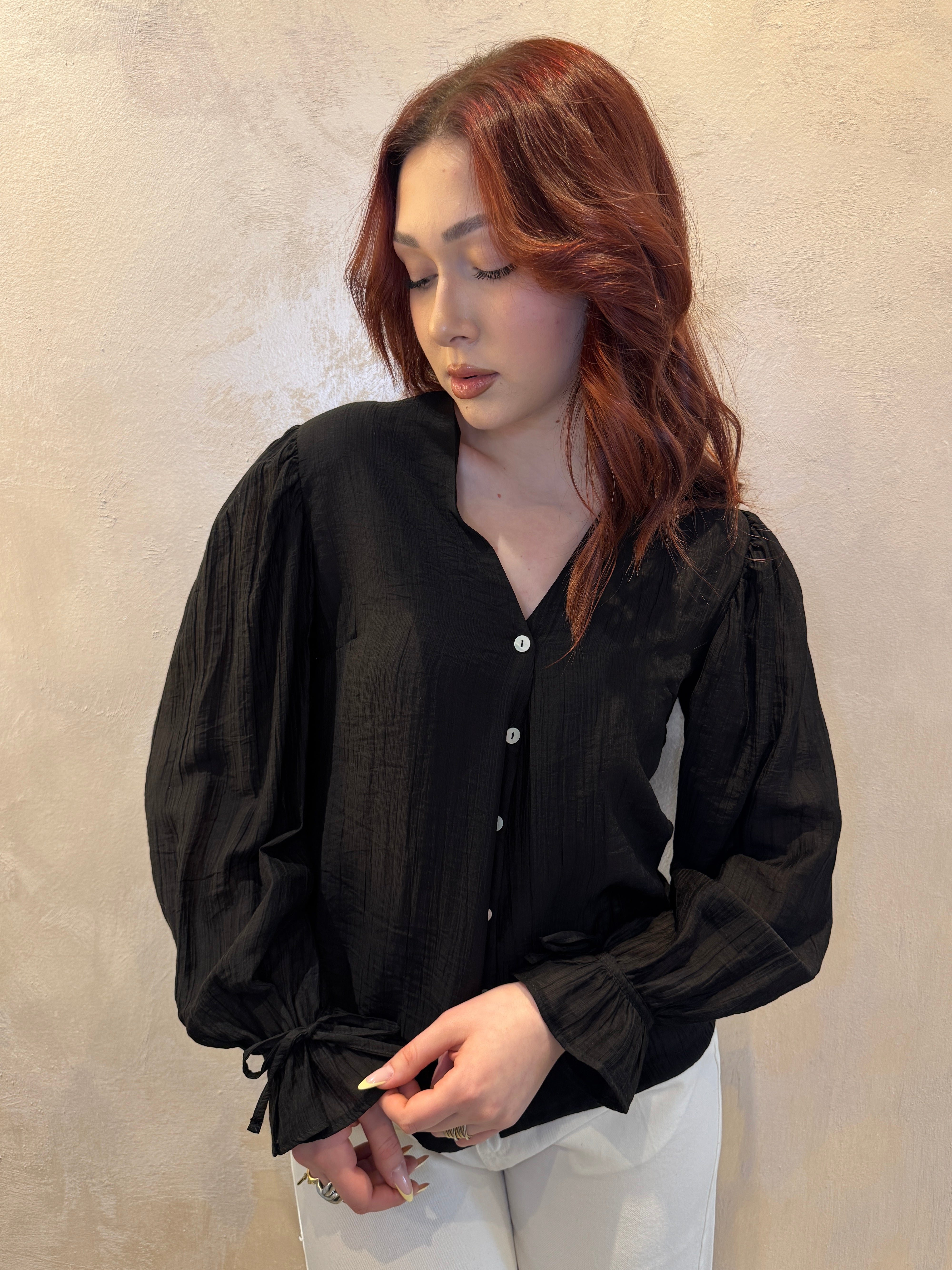 Camicia nera con scollo a V - Saiph