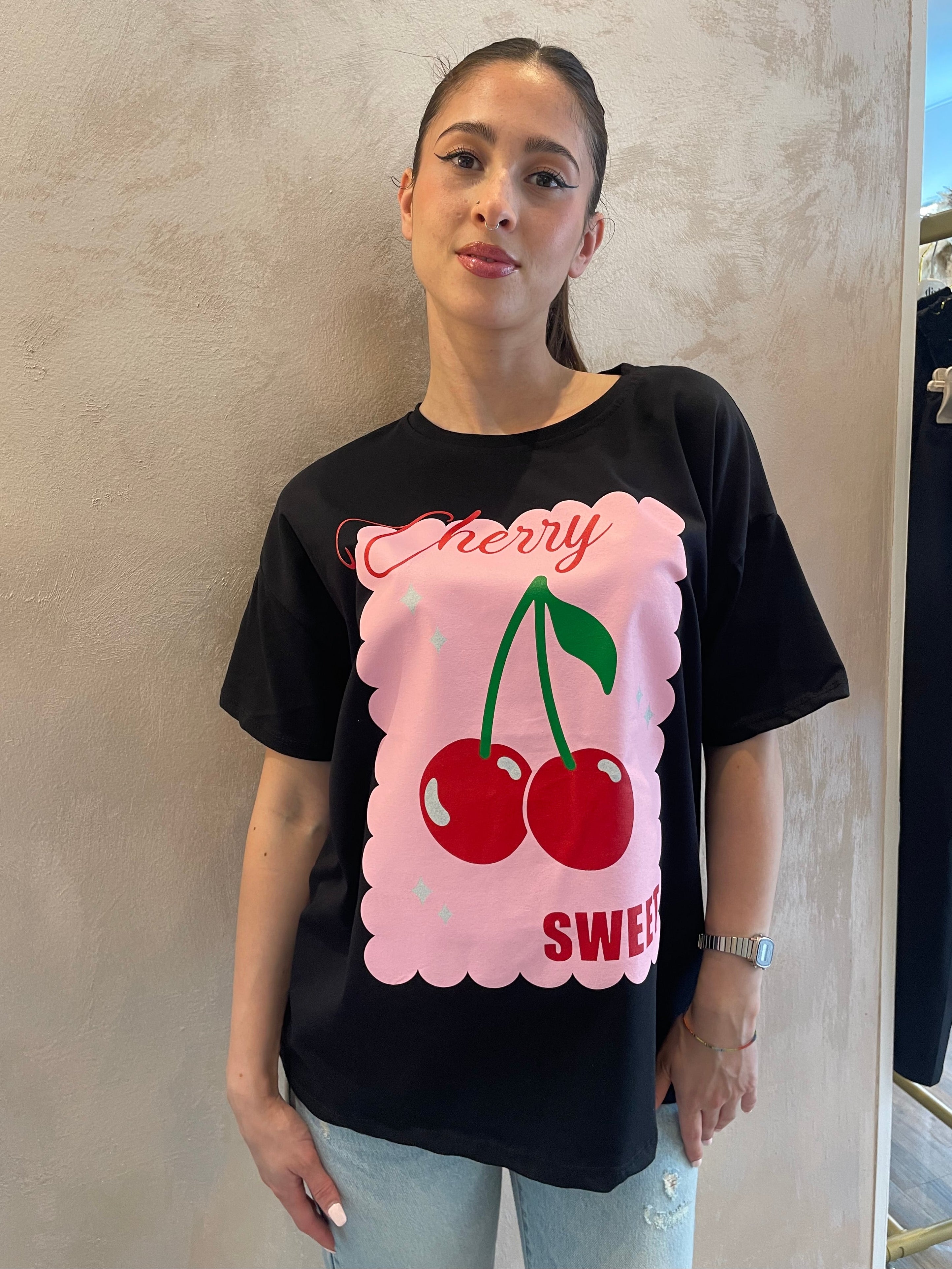 T-shirt " over "Cherry sweet" nero - VYNEA