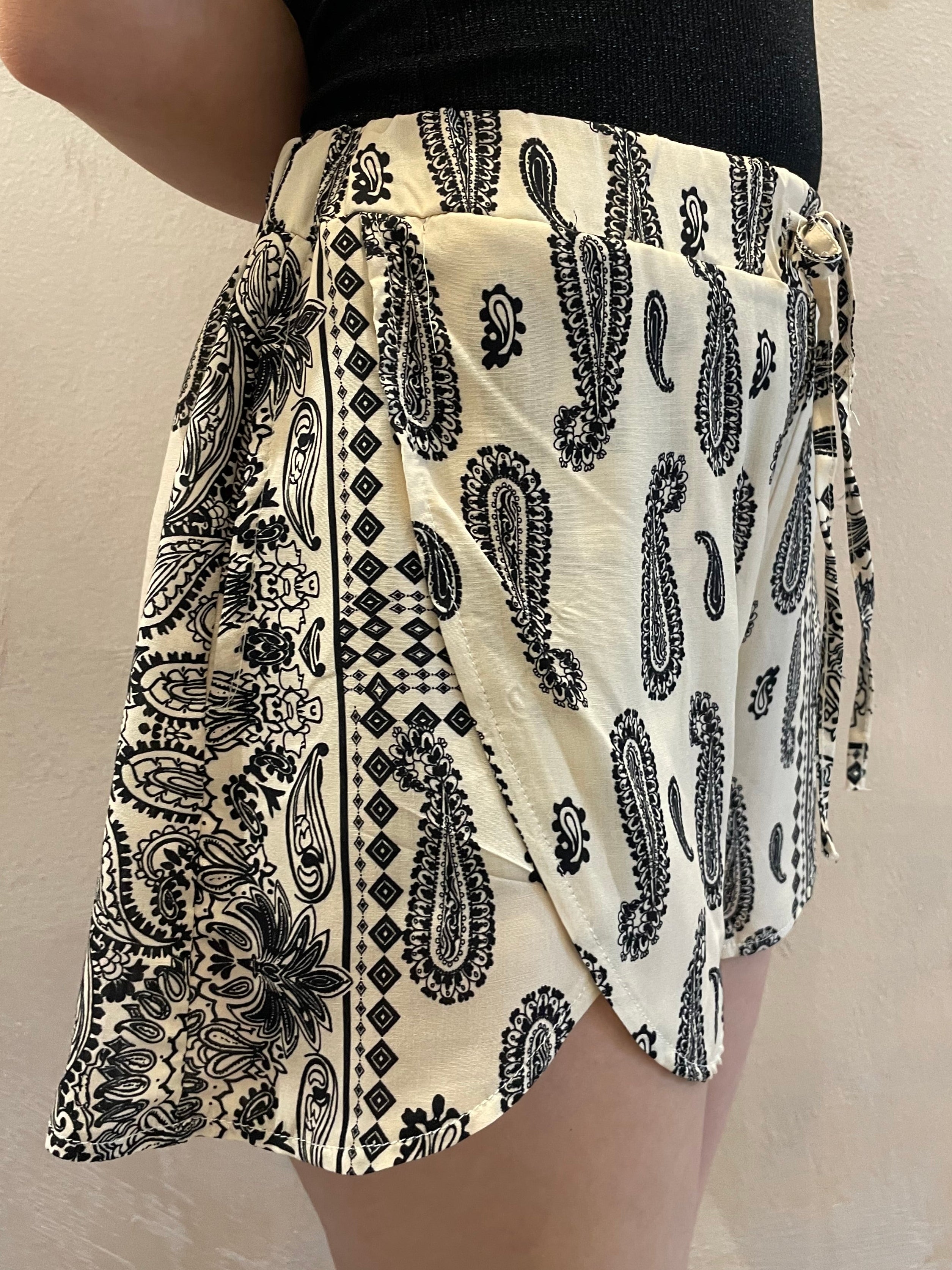 Shorts bandana nero/panna - Vicolo