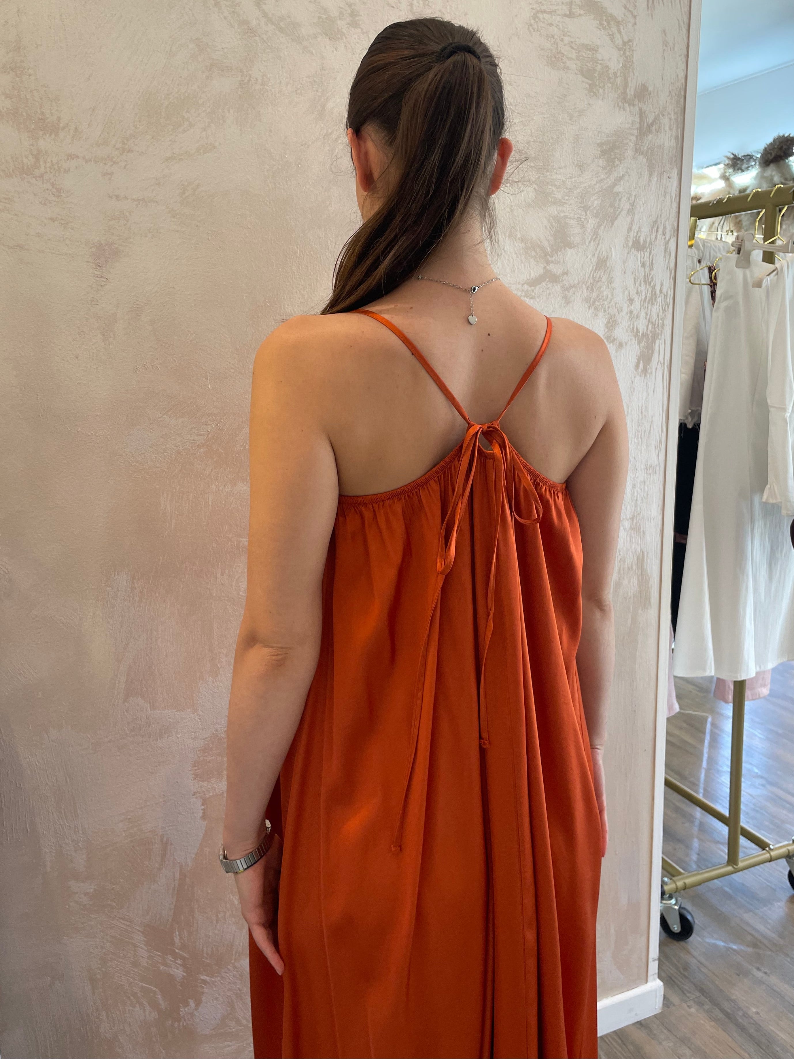 Abito maxi in satin arancio - VICOLO